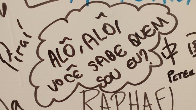 Mensagem misteriosa no mural. |