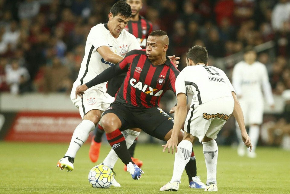 Em noite inspirada, Walter fez os dois gols da vitória do Rubro-Negro. | Hugo Harada/Gazeta do Povo