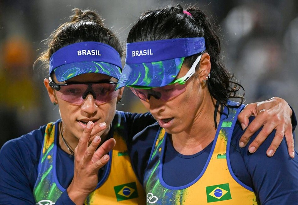 Barbara conversa com Ágatha durante a partida. Confronto equilibrado, mas | YASUYOSHI CHIBA/AFP