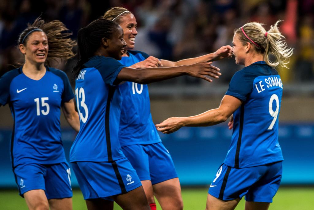 Jogadoras da França comemoram um dos gols na vitória sobre a Colômbia. | GUSTAVO ANDRADE/AFP