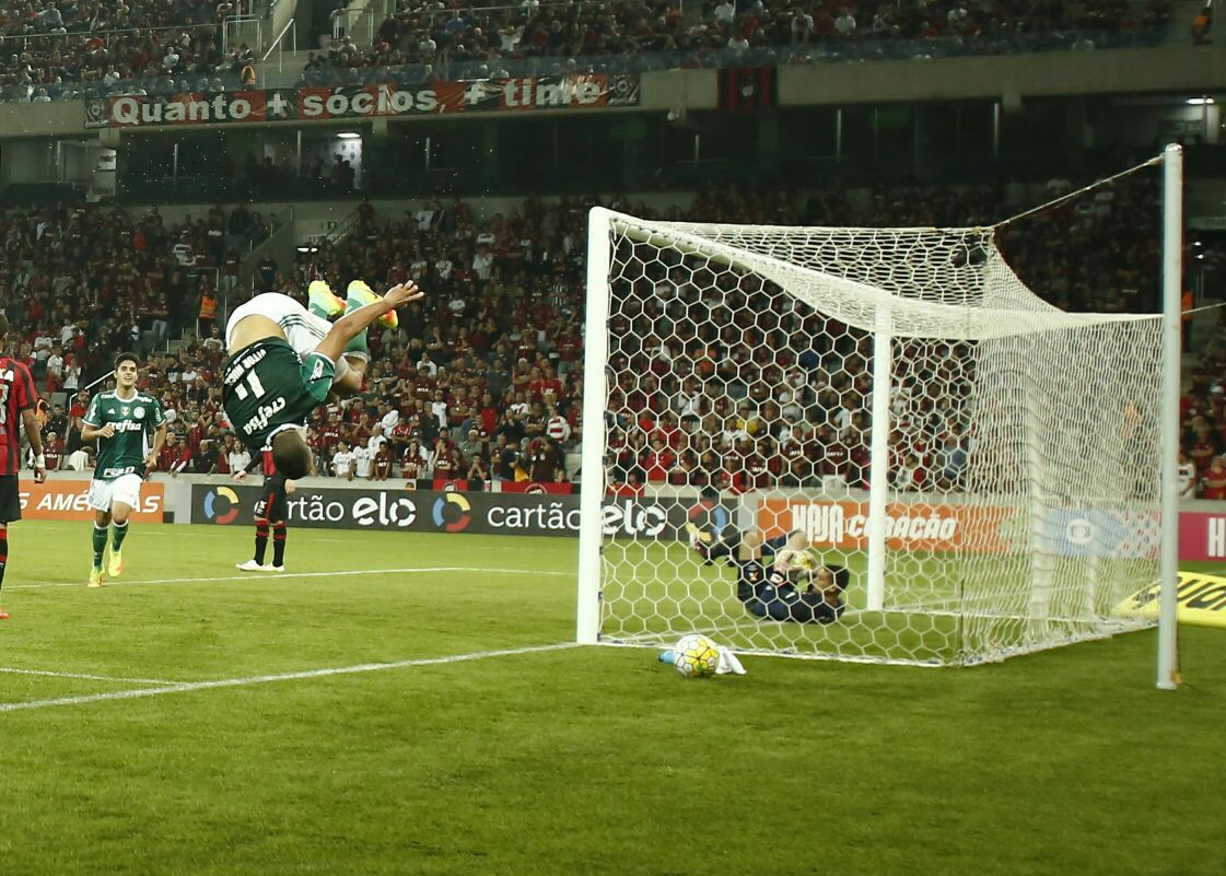 Victor Hugo comemora com um salto mortal após fazer o gol do Palmeiras. | Marcelo Andrade/Gazeta do Povo