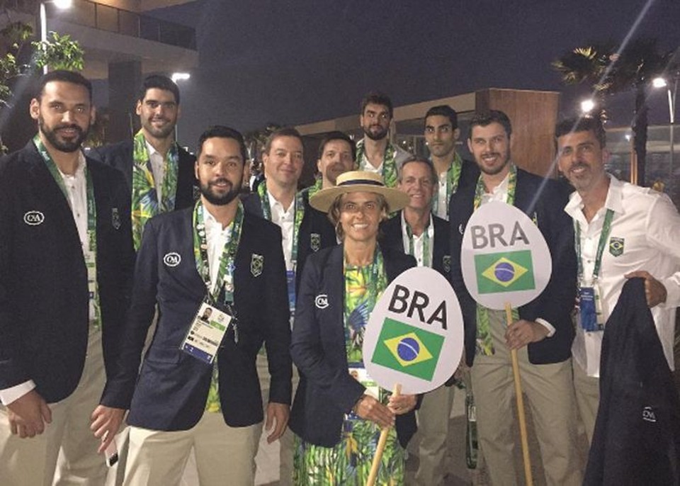Jogadores de vôlei já estão vestidos à caráter para a cerimônia. | Reprodução Instagram/