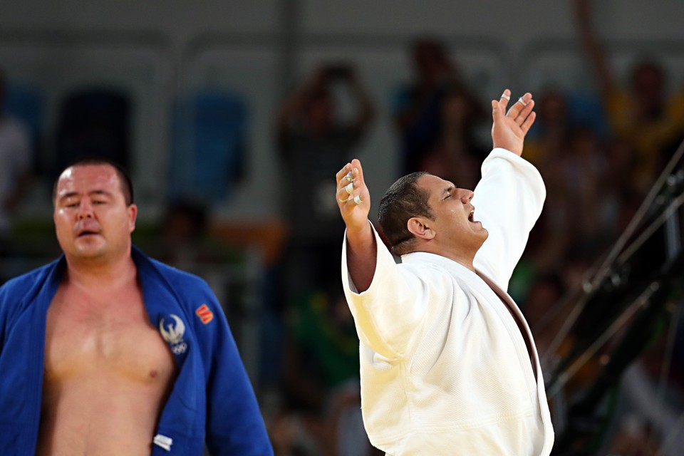 Rafael Silva comemora após vencer uzbeque Abdullo Tangriev e garantir o bronze | Albari Rosa/Gazeta do Povo
