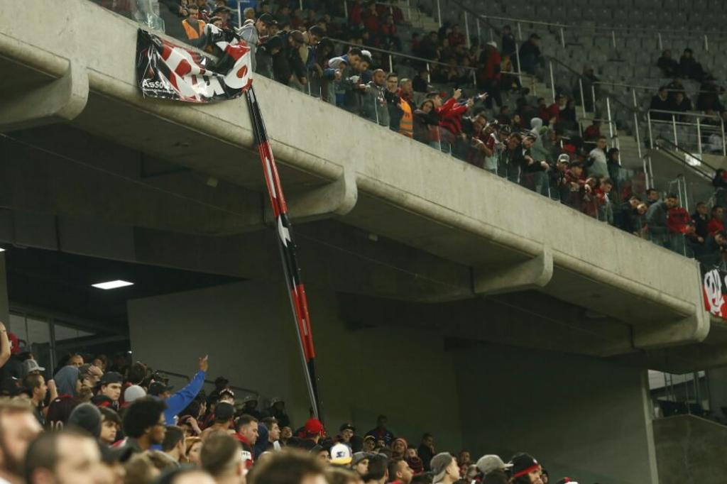 Torcida do Furacão arranca faixa da diretoria colocada na Baixada. | Hugo Harada/Gazeta do Povo