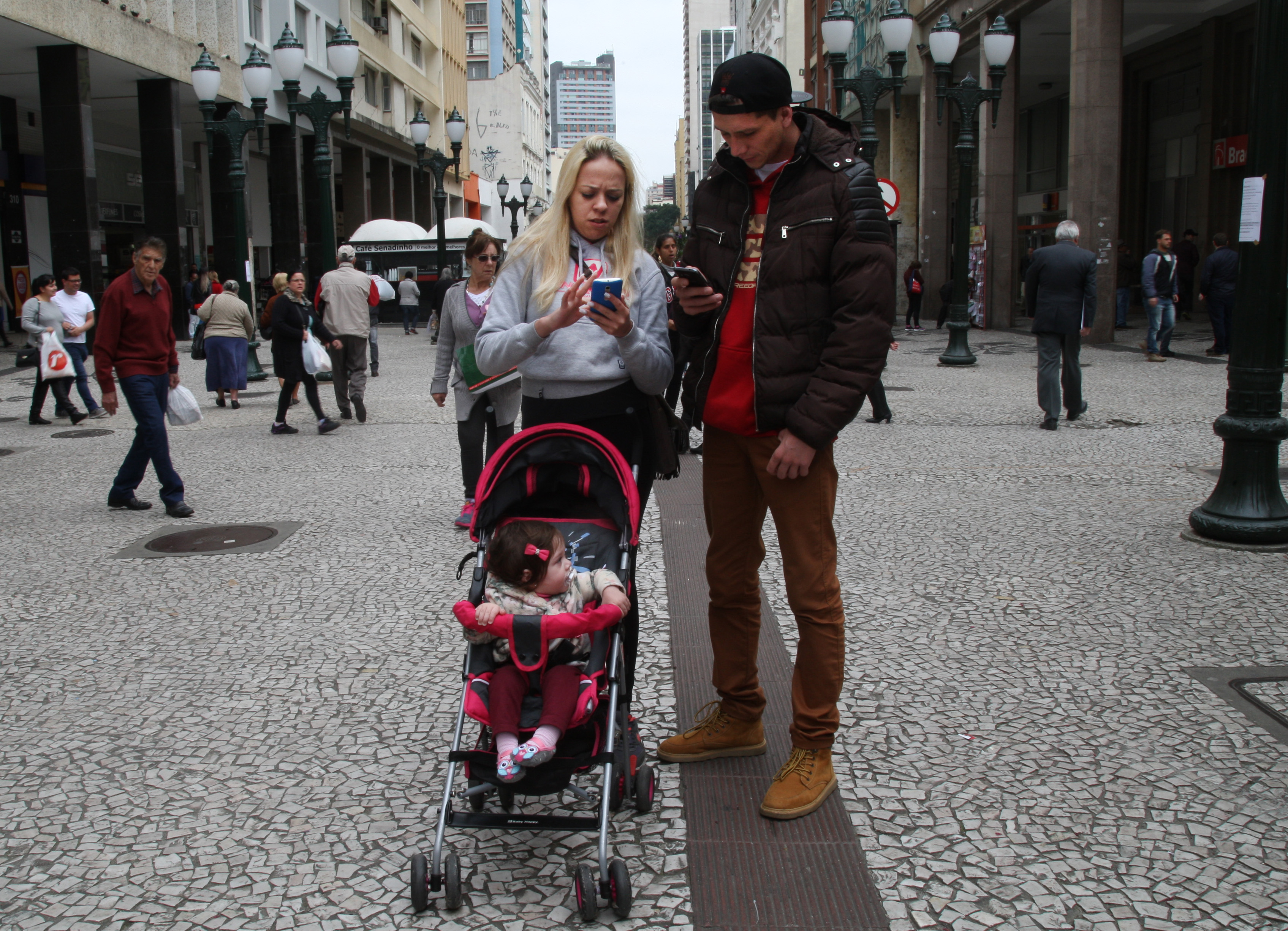 Thiago Ramon e Isabella Lins saíram do Sítio Cercado para caçar pokémons no centro de Curitiba | Aniele Nascimento/Gazeta do Povo
