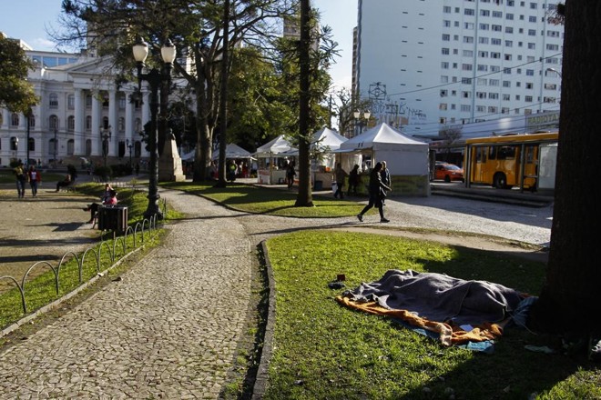 Praça Santos Andrade, no Centro de Curitiba.Na história da humanidade, as praças serviram a múltiplos usos, ma que atenção tem sido dada a elas hoje? | Daniel Castellano/Gazeta do Povo