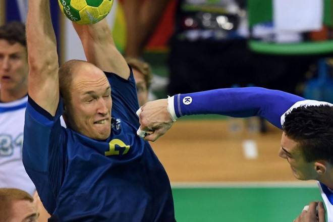 Johan Jakobsson da seleção sueca de handebol defende ataque da Eslovênia | ROBERTO SCHMIDT/AFP