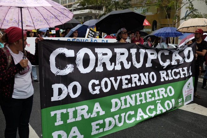 Chuva não interrompeu passeata, que foi acompanhada por órgãos responsáveis pelos trânsito da capital | Henry Milleo/Gazeta