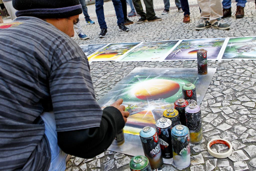 Ângelo Giuseppe Amorim, de 43 anos, usa sprays coloridos para conseguir dinheiro extra | Antônio More/Gazeta do Povo