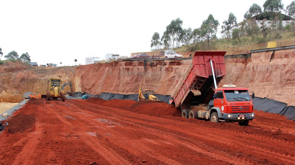 Reconstrução do aterro no km 251 da rodovia PR-092, em Wenceslau Braz | JorgeWoll/DER/Divulgação