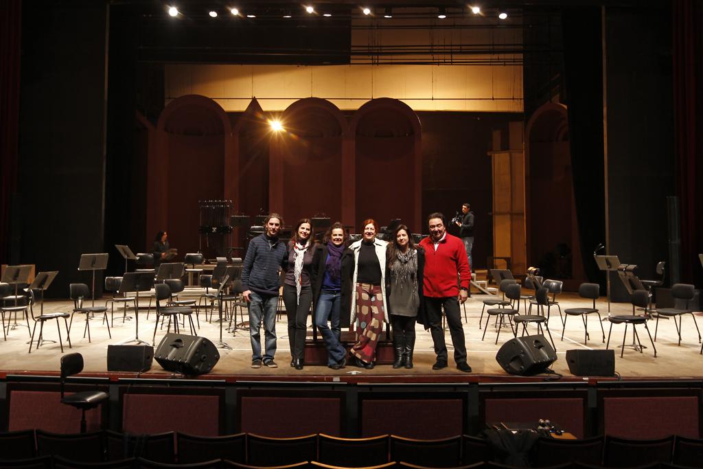 Téo Ruiz, Áurea Leminski, Rogéria Holtz, Ná Ozetti e o maestro Alesandro Sangiorgi no ensaio geral. | Antônio More/Gazeta do Povo