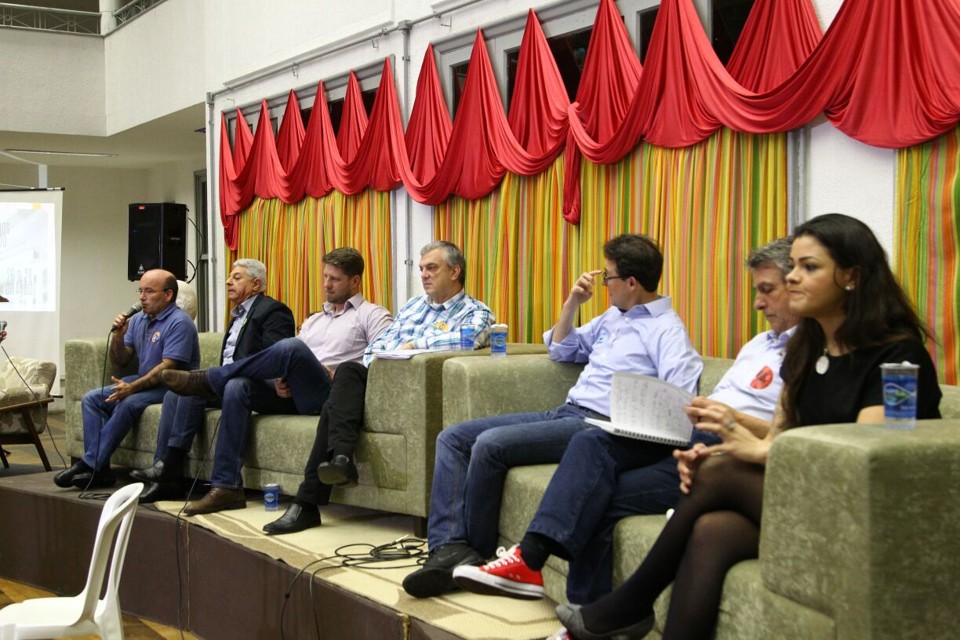 Evento com os candidatos na Casa do Estudante Universitário (CEU) | Daniel Castellano/Gazeta do Povo