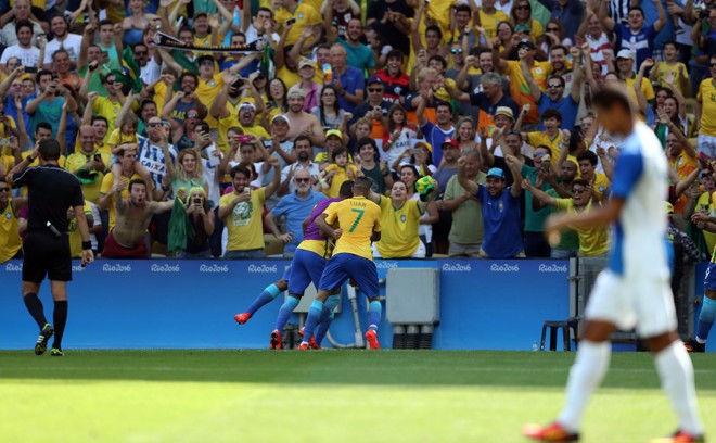 Jogadores comemoram gol de Gabriel Jesus. | Albari Rosa/Gazeta do Povo