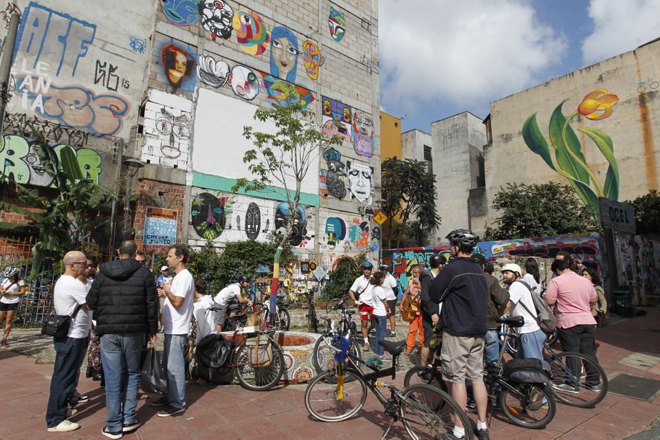 Praça de Bolso do Ciclista: projeto que revitalizou a Rua São Francisco virou um microcosmo das vantagens e desafios da reocupação de espaços públicos. | Antônio More/Gazeta do Povo