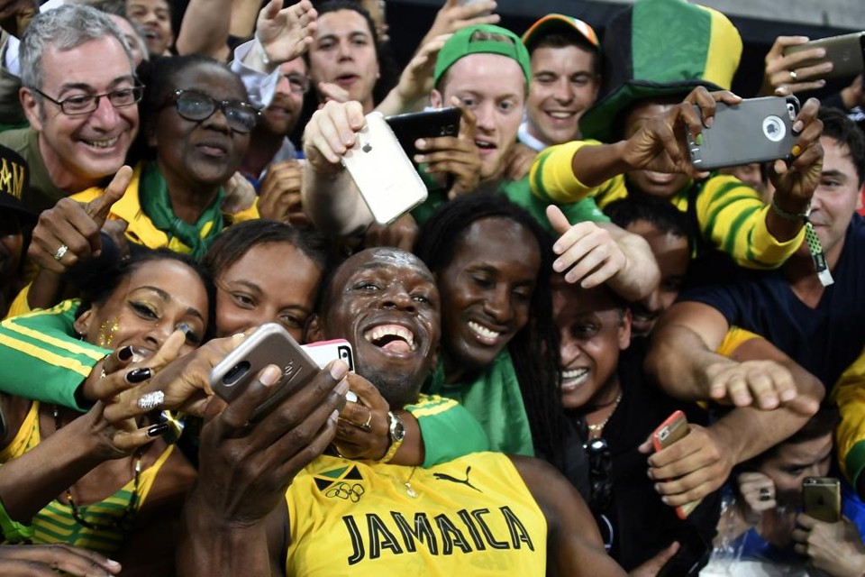 O carismático Usain Bolt tira selfies com torcedores no Engenhão: “não preciso provar mais nada”. | Damien Meyer/AFP
