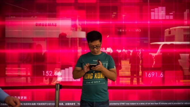 Jovem usuário joga Pokémon Go em Hong Kong: a febre está passando? | Anthony Wallace/AFP