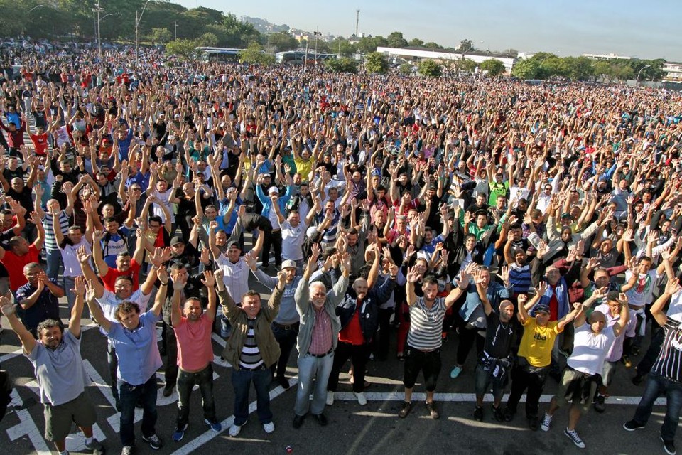Trabalhadores da Mercedes-Benz em São Bernardo do Campo durante assembleia no ano passado | Adonis Guerra/ SMABC
