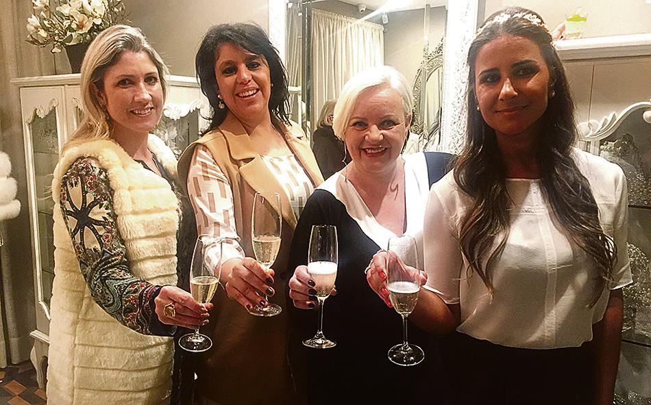 As empresárias Barbara Trevisani (de bege) e Bianca Kowalski (última à dir.) brindam com a produtora de eventos Luciana Krizanowski (1ª à esq.) e a estilista Harriete Scarpi durante o coquetel de inauguração do atelier da Barbara Trevisani Doces Finos na The Adress Love, loja exclusiva para atendimento a noivas e debutantes, ontem à tarde, na Rua Fernando Amaro, no Alto da XV. | Braulio Delai