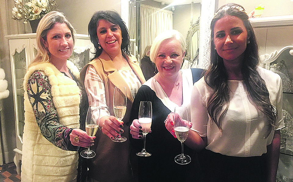 As empresárias Barbara Trevisani (de bege) e Bianca Kowalski (última à dir.) brindam com a produtora de eventos Luciana Krizanowski (1ª à esq.) e a estilista Harriete Scarpi durante o coquetel de inauguração do atelier da Barbara Trevisani Doces Finos na The Adress Love, loja exclusiva para atendimento a noivas e debutantes, ontem à tarde, na Rua Fernando Amaro, no Alto da XV. | Braulio Delai