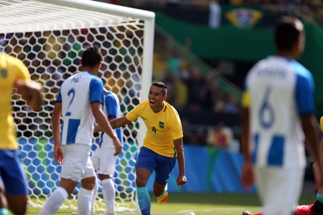 Zagueiro Marquinhos comemora seu gol na partida; o quarto do Brasil | Albari Rosa/Gazeta do Povo