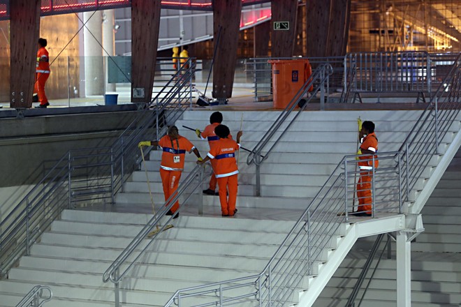 Funcionários da limpeza pública do Rio deixam tudo pronto na Arena Carioca 1, no Parque Olímpico. | Albari Rosa/Gazeta do Povo