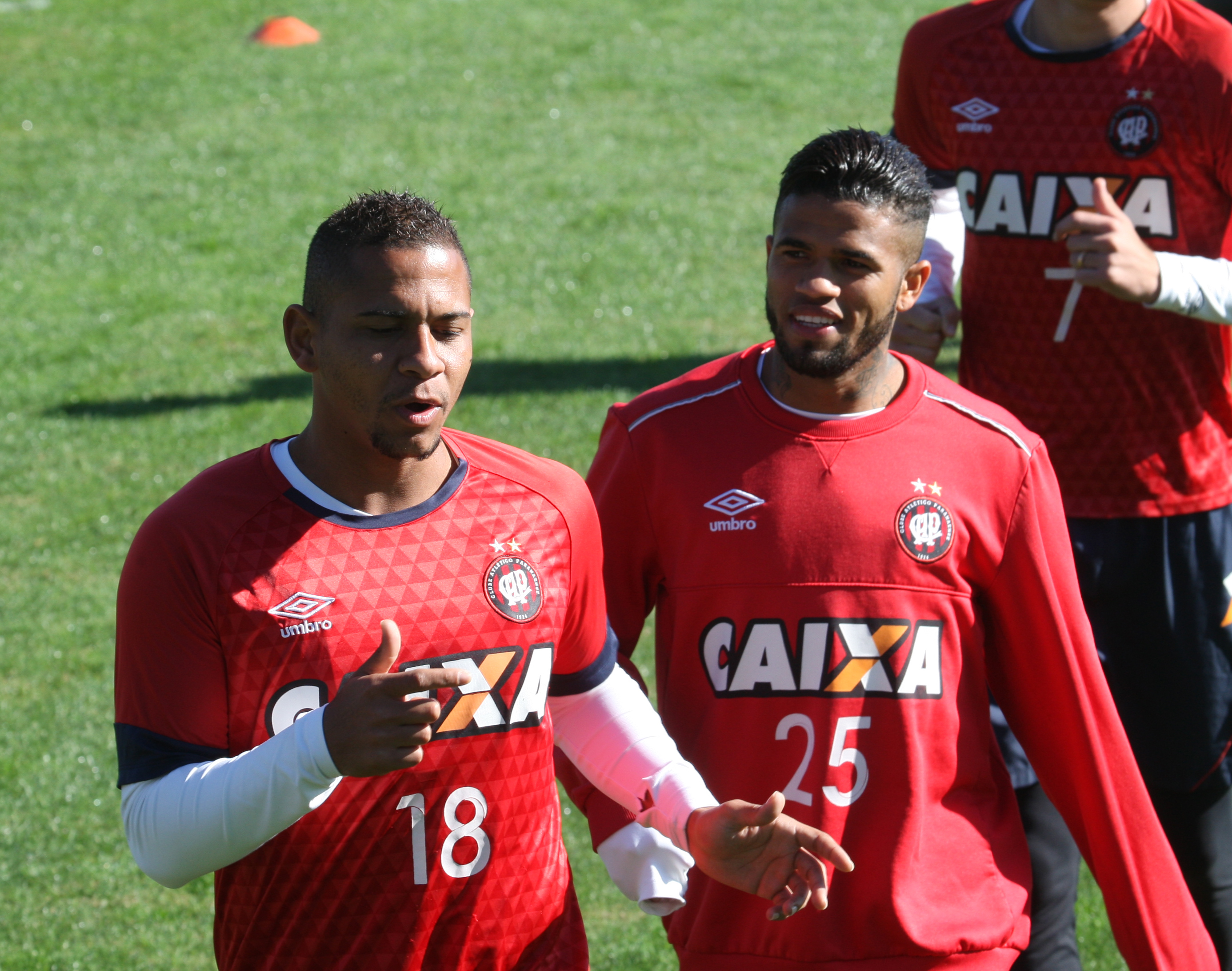 Walter e Léo em treino do Furacão. Atacante cobrou equipe para que vença fora de casa. | Aniele Nascimento/Gazeta do Povo
