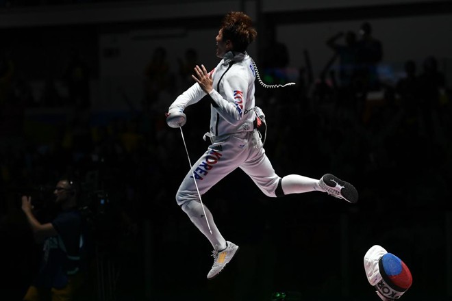 Sul-coreano Park Sangyoung, de apenas 20 anos, comemora o ouro na espada individual na esgrima masculina | KIRILL KUDRYAVTSEV/AFP
