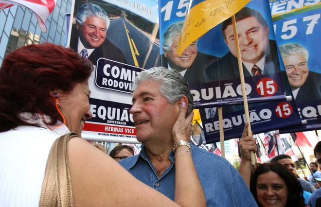 Cabos eleitorais tomavam as ruas bem antes do que será permitido em 2016, como nessa foto do início de agosto da campanha de Roberto Requião, candidato à reeleição em 2006. | Foto: Rodolfo Buhrer
