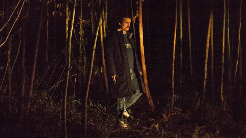 Pablo Escobar escapa ao cerco da polícia no início da segunda temporada. | Juan Pablo Gutierrez/NETFLIX/