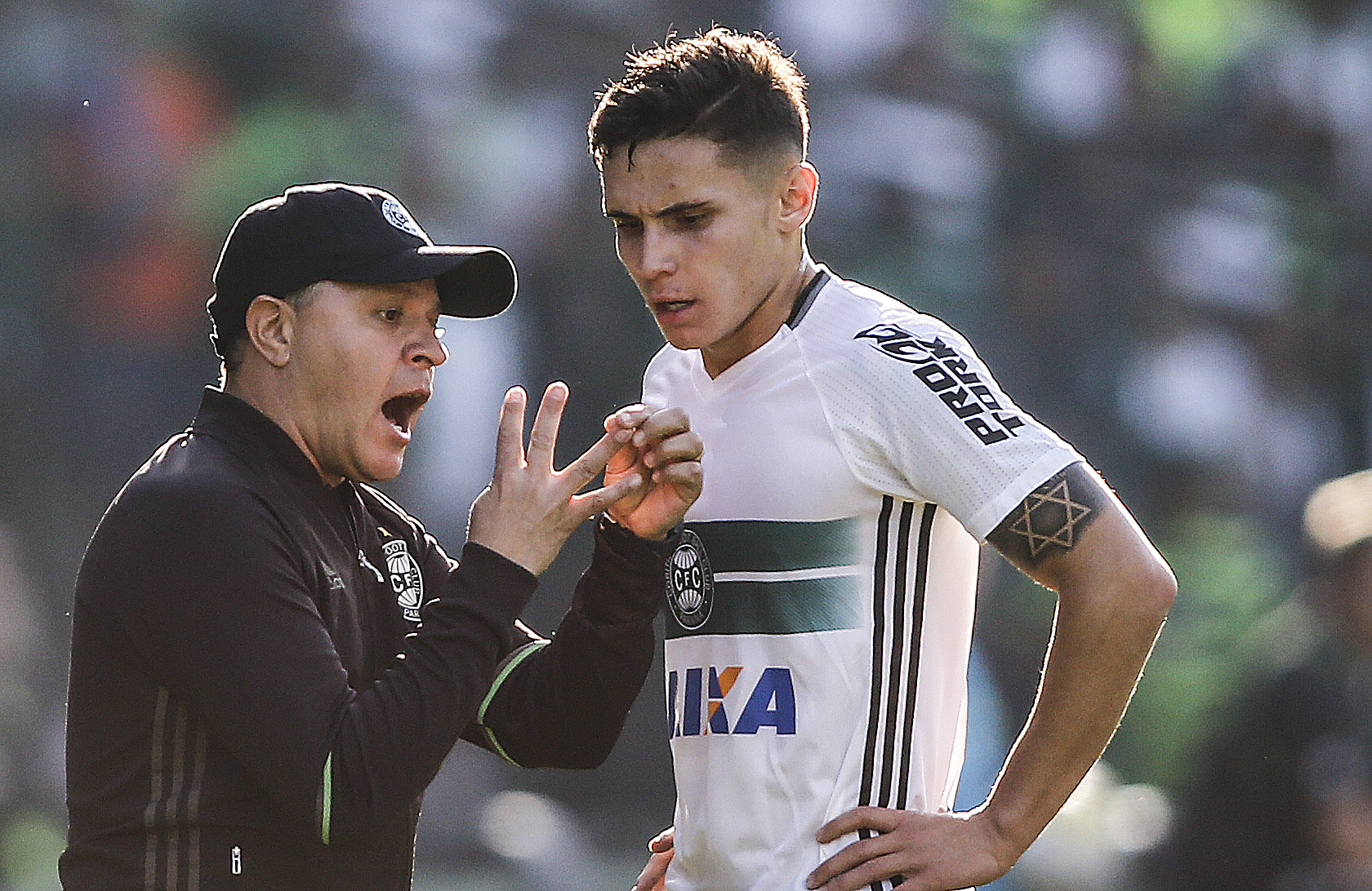 Técnico do Coritiba dá instruções para o meia Raphael Veiga | Jonathan Campos/Gazeta do Povo