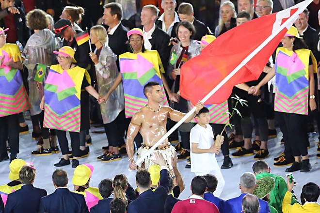 Nikolas Taufatofua apareceu em (poucos) trajes típicos no desfile da delegação de Tonga | Albari Rosa /Gazeta do Povo