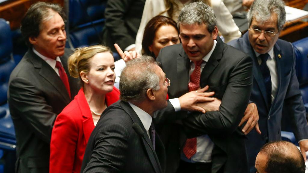 Gleisi bate-boca com Renan Calheiros. | Pedro Ladeira/Folhapress