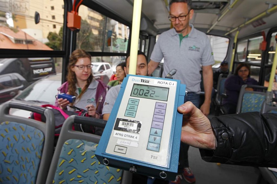 A análise da poluição é feita por um aparelho que “suga” o ar e calcula os dados em tempo real e os localiza no GPS.  Desta forma é possível transferir os dados diretamente para um programa de computador e localizá-los no mapa, indicando áreas mais ou menos poluídas. | Antônio More/Gazeta do Povo