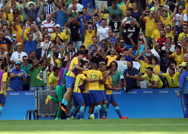 Jogadores e torcida comemoram gol de Gabriel Jesus | Albari Rosa/Gazeta do Povo