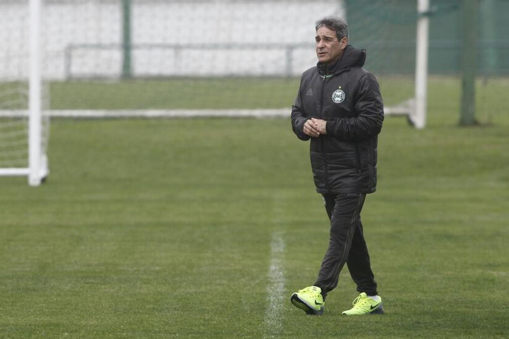 Carpegiani iniciou com vitória sobre a Ponte Preta sua terceira passagem pelo Coritiba. | Antônio More/Gazeta do Povo