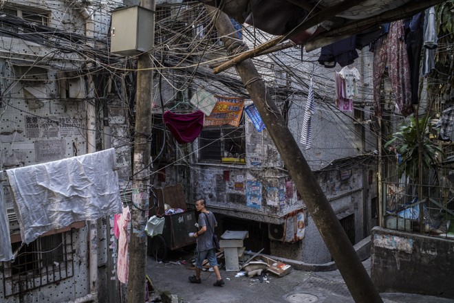 Embora em situação precária, muitas vezes favelizada, os moradores de Baishizhou têm suas raízes neste lugar. Ajudaram a construir a cidade de Shenzen, uma das que mais cresceram na China, e agora se veem ameaçados por grandes projetos comerciais e industriais. | LAM YIK FEI/NYT