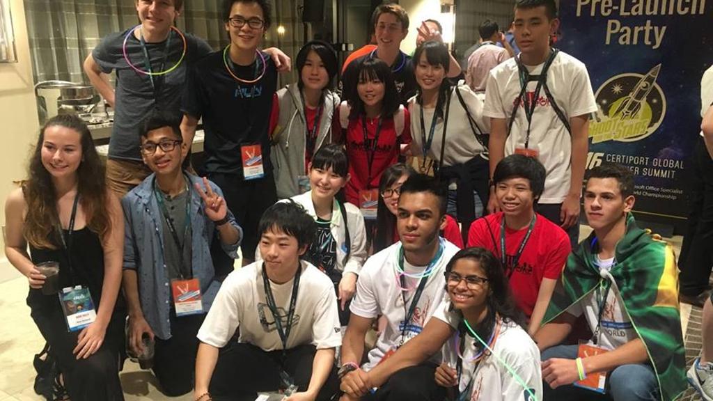 Cleiton Santos, com a bandeira do Brasil sobre as costas. Na fila da frente, da direita para a esquerda, Rafaela da Paz e Aparecido Menezes | /Arquivo Pessoal