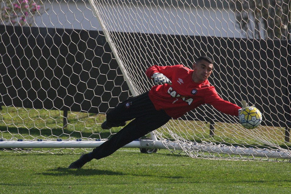 Um dos destaques da vitória sobre o Corinthians, Santos será novamente o goleiro do Furacão. | Aniele Nascimento/Gazeta do Povo