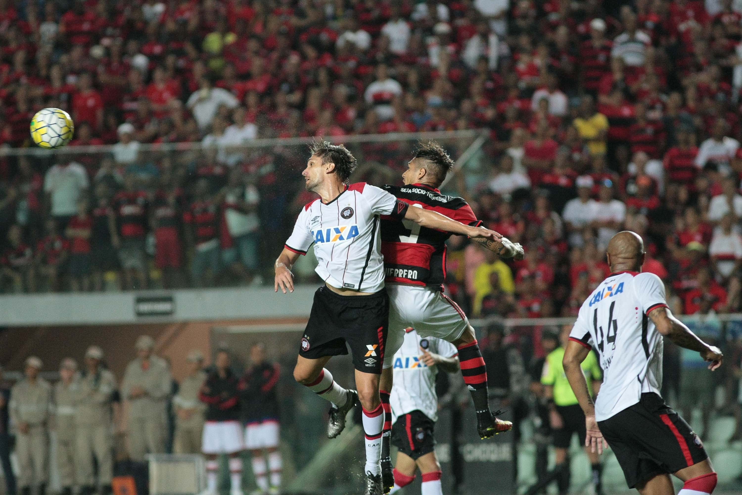 Paulo André e Guerrero duelam pelo alto. Furacão não teve forças para conseguir bom resultado. | Futura Press/Folhapress