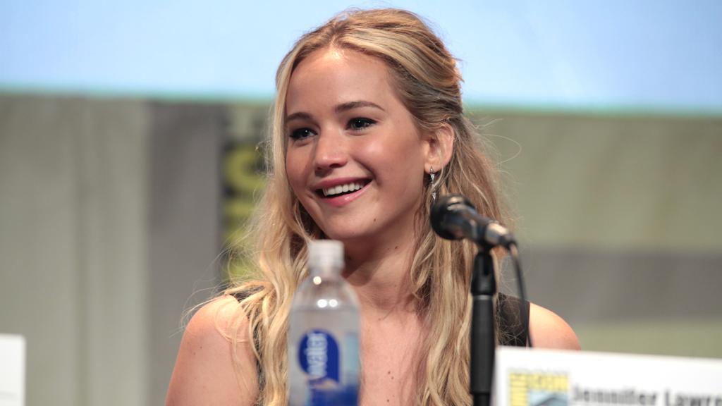 Jennifer Lawrence ganhou menos que os cinco atores mais bem pagos | Gage Skidmore/Wikimedia Commons