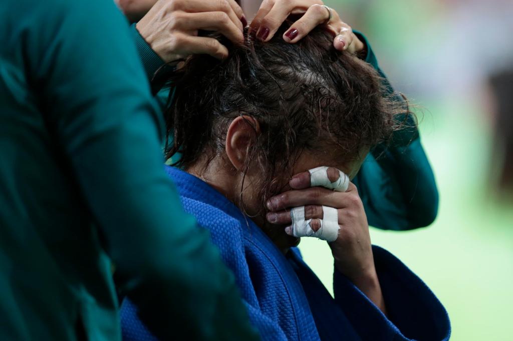 A brasileira Sarah Menezes chora após deixar a competição de judô com uma eliminação na repescagem. | Albari Rosa/Gazeta do Povo