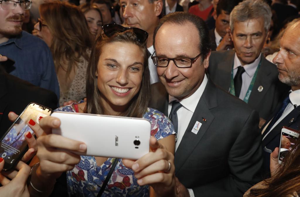 Presidente francês François Hollande posa para selfie no Rio de Janeiro, hora antes da abertura da Olimpíada | JACK GUEZ/AFP