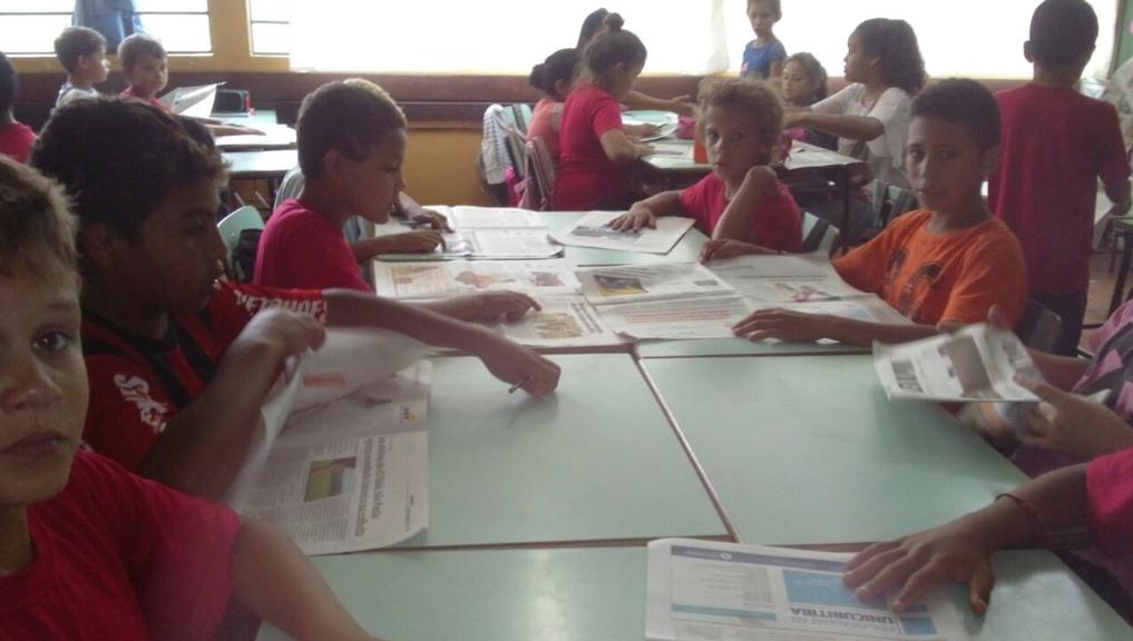 Alunos da Escola Municipal Professora Alméde Baridotti Galdino se familiarizam com a estrutura do jornal. | /Divulgação