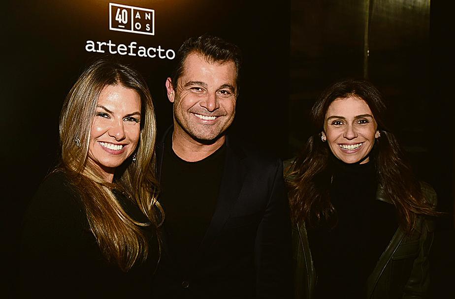 A atriz Giovana Antonelli esteve ontem em Curitiba especialmente para o coquetel de abertura da Mostra Artefacto, na loja do Batel. Ela foi recebida pelo CEO do Grupo Artefacto, Paulo Bacchi, e por sua mulher, Laís, que também vieram especialmente para o evento. | Kraw Penas