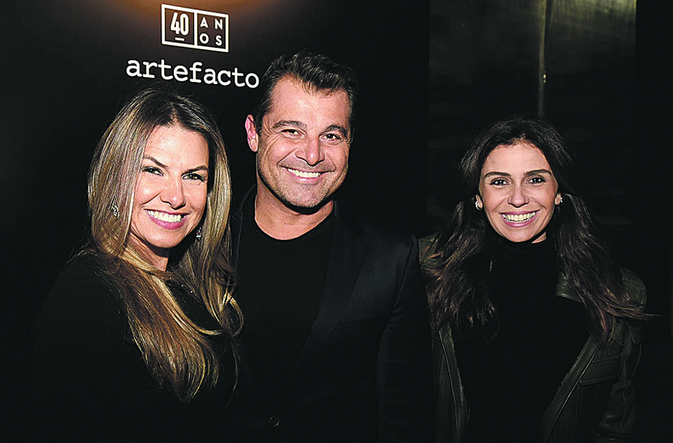 A atriz Giovana Antonelli esteve ontem em Curitiba especialmente para o coquetel de abertura da Mostra Artefacto, na loja do Batel. Ela foi recebida pelo CEO do Grupo Artefacto, Paulo Bacchi, e por sua mulher, Laís, que também vieram especialmente para o evento. | Kraw Penas