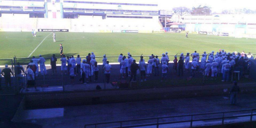 Integrantes da Fúria invadiram o jogo-treino do Paraná com o São Joseense. | Reprodução/