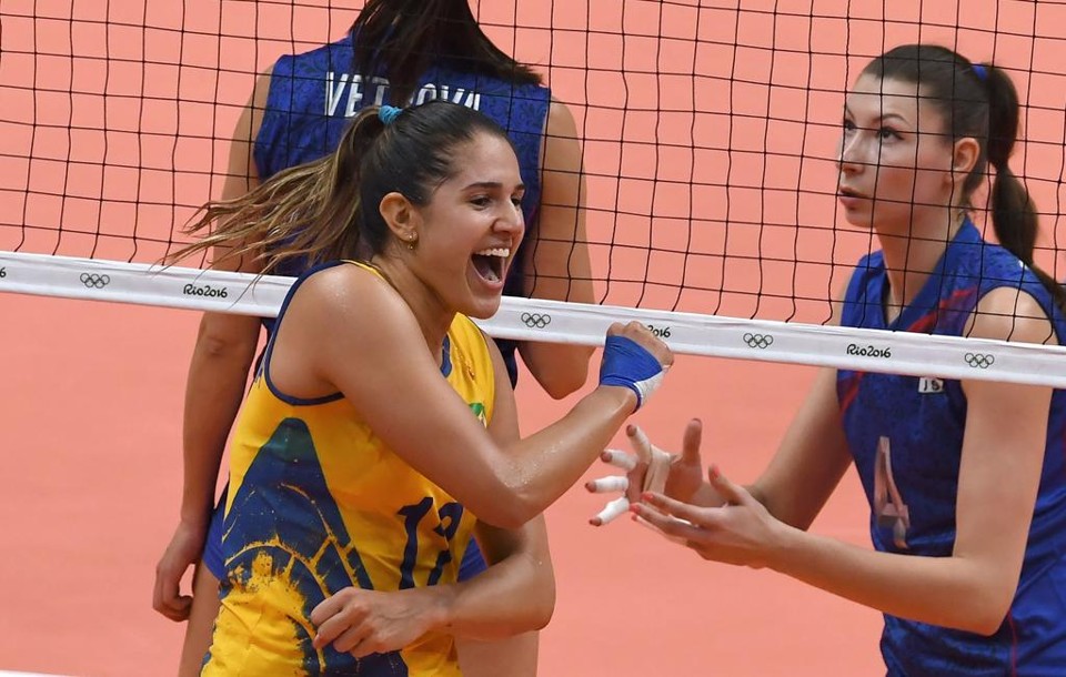Natália comemora ponto em partida contra a Rússia, ainda pela fase de grupos | VANDERLEI ALMEIDA/AFP