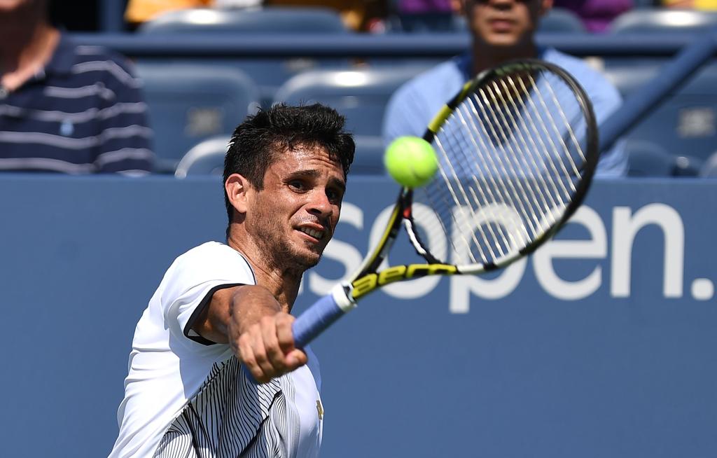 O tenista brasileiro Rogério Dutra Silva não foi páreo para Marin Cilic, perdendo por 3 a 0, | Jewel Samad/AFP