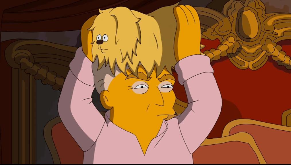 Trump se ‘ajeita’ antes de atender a uma chamada de emergência. | /Reprodução