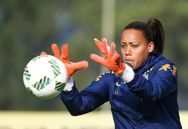 Bárbara, goleira do futebol. |